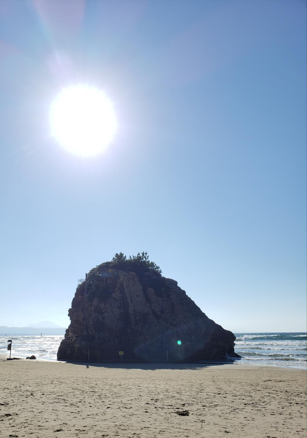 稲佐の浜の弁天島と太陽
